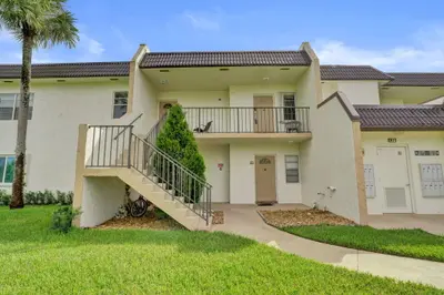 130 Lake Meryl Drive, West Palm Beach – Condominium for sale