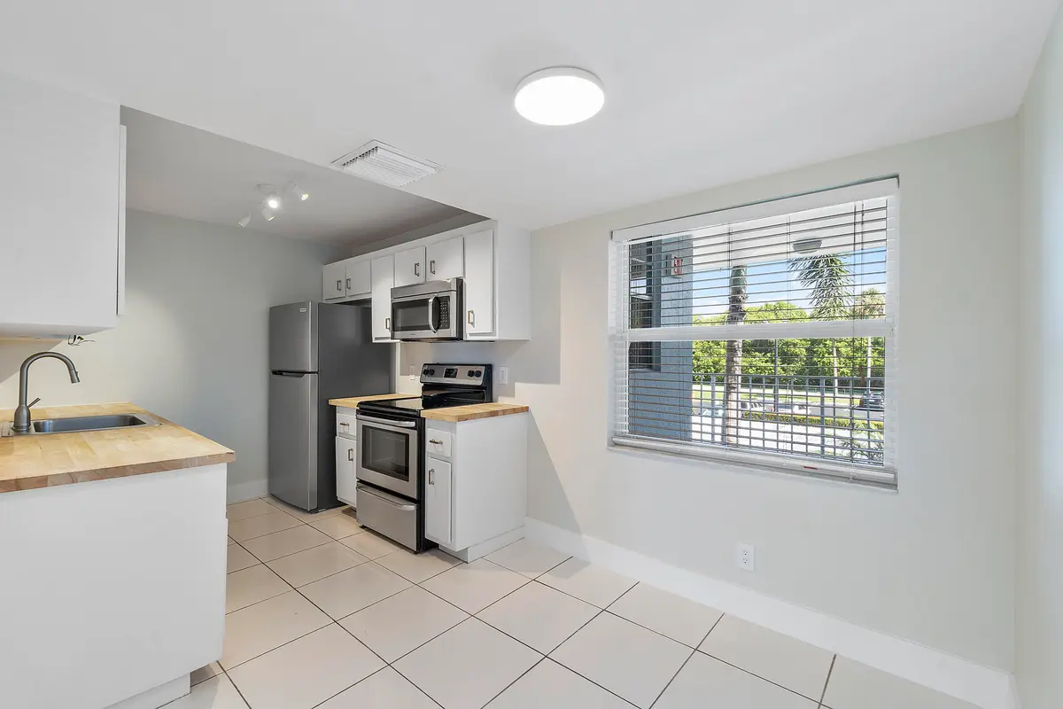 eat-in breakfast area at 689 NE 6th Court, Boynton Beach
