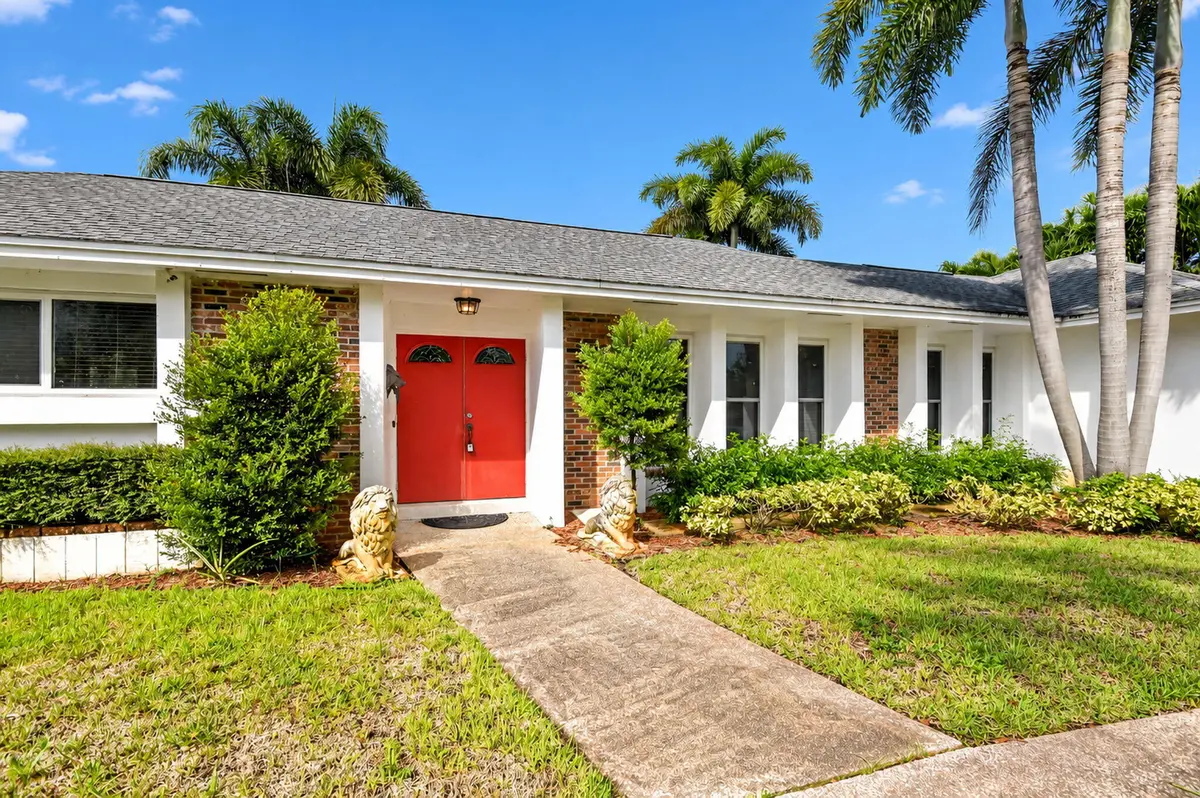 House with great curb appeal at 8 Bell Lane, West Palm Beach