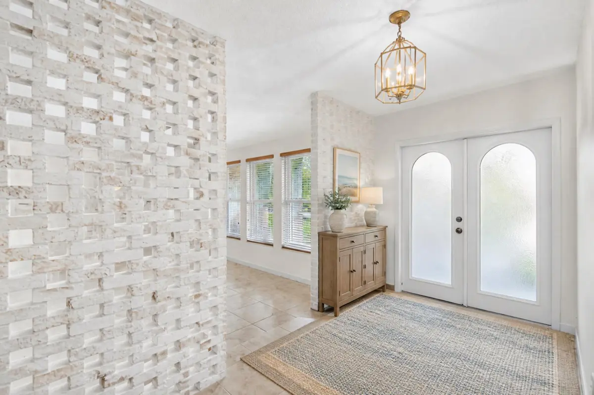 Receiving front hall at 8 Bell Lane, West Palm Beach