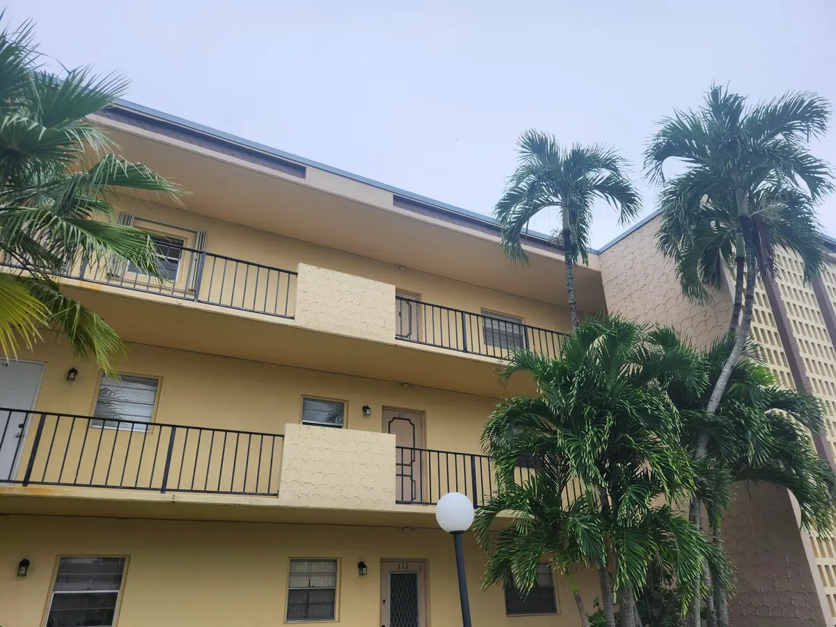 351 Cambridge Road 311, Hollywood, FL – photo 2