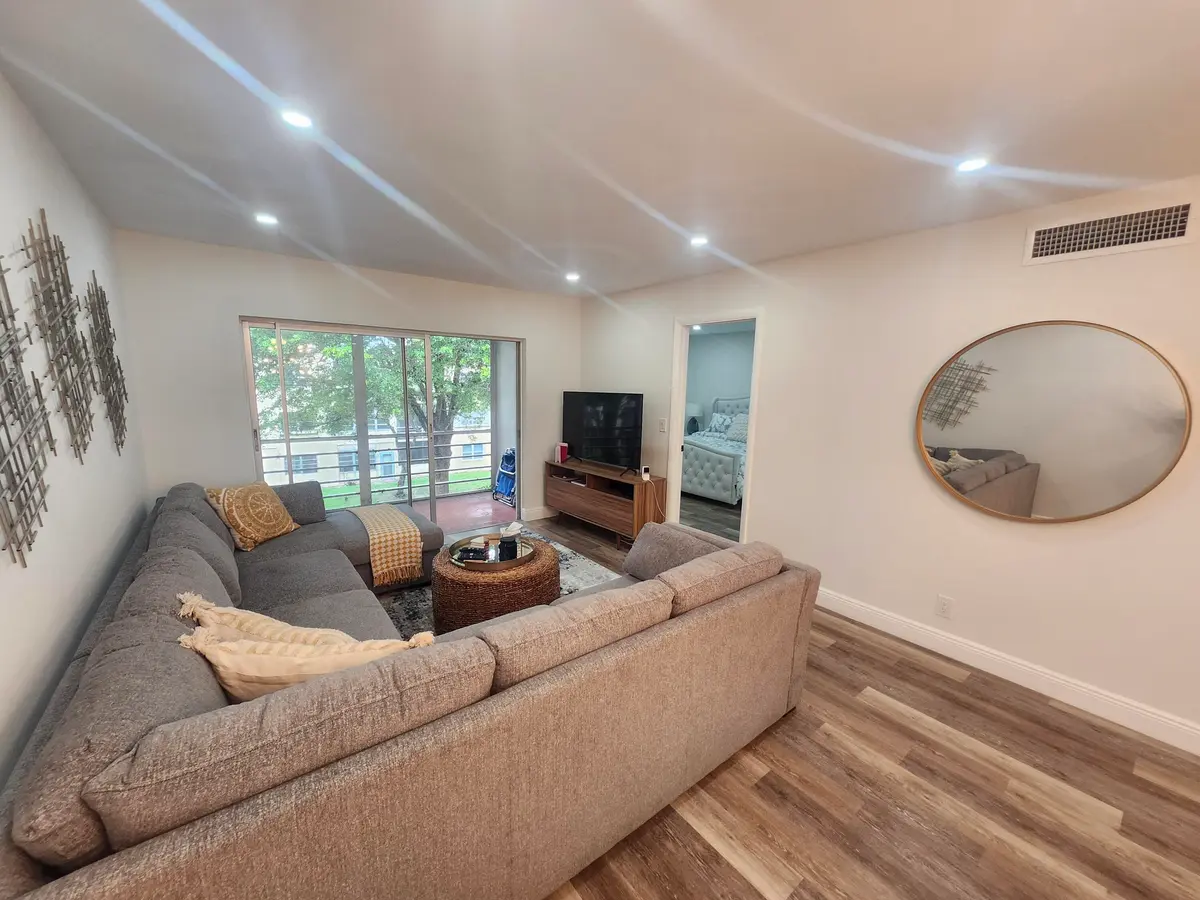 351 Cambridge Road 311, Hollywood, FL – photo 6