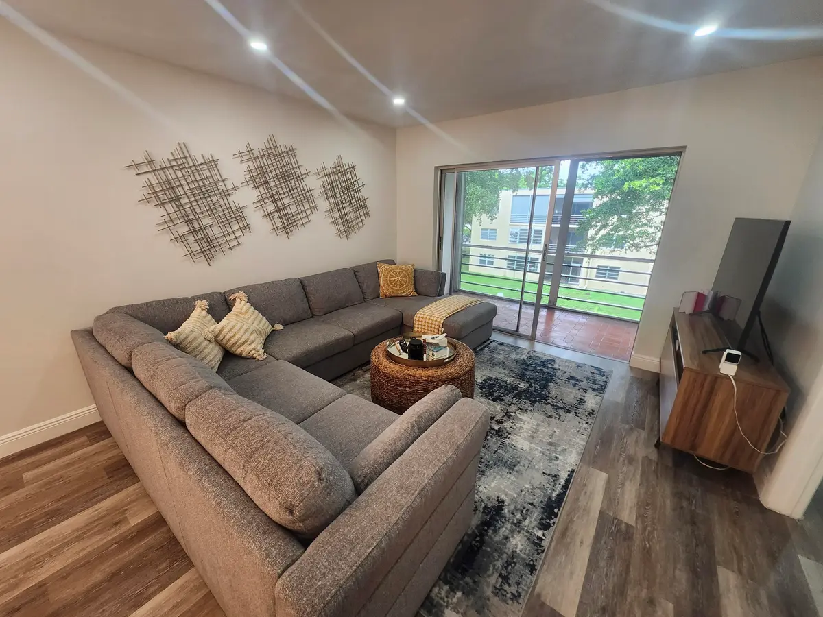 351 Cambridge Road 311, Hollywood, FL – photo 8