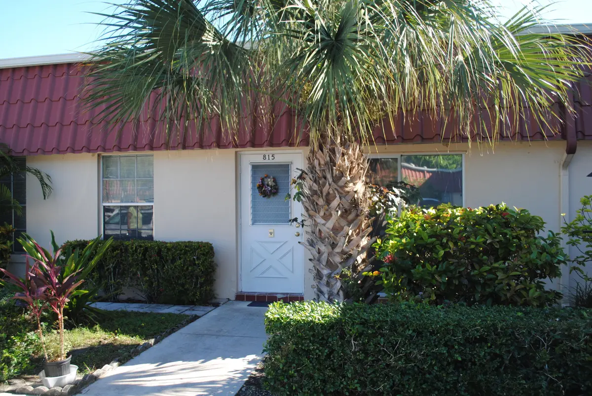 Park right outside your door at 815 SALEM Lane, Lake Worth