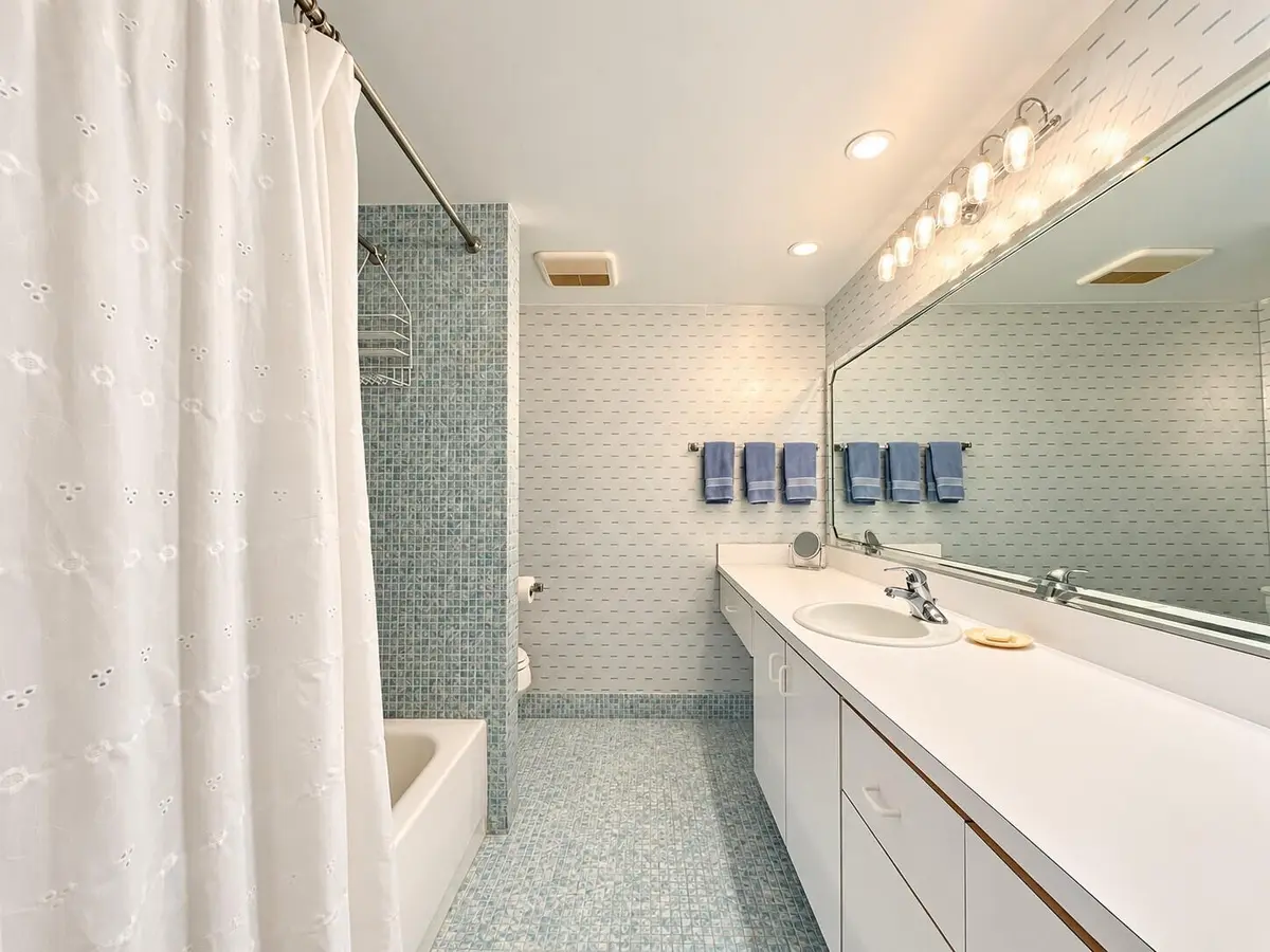 Full Ensuite Bath at 102 GREENBRIER A, West Palm Beach