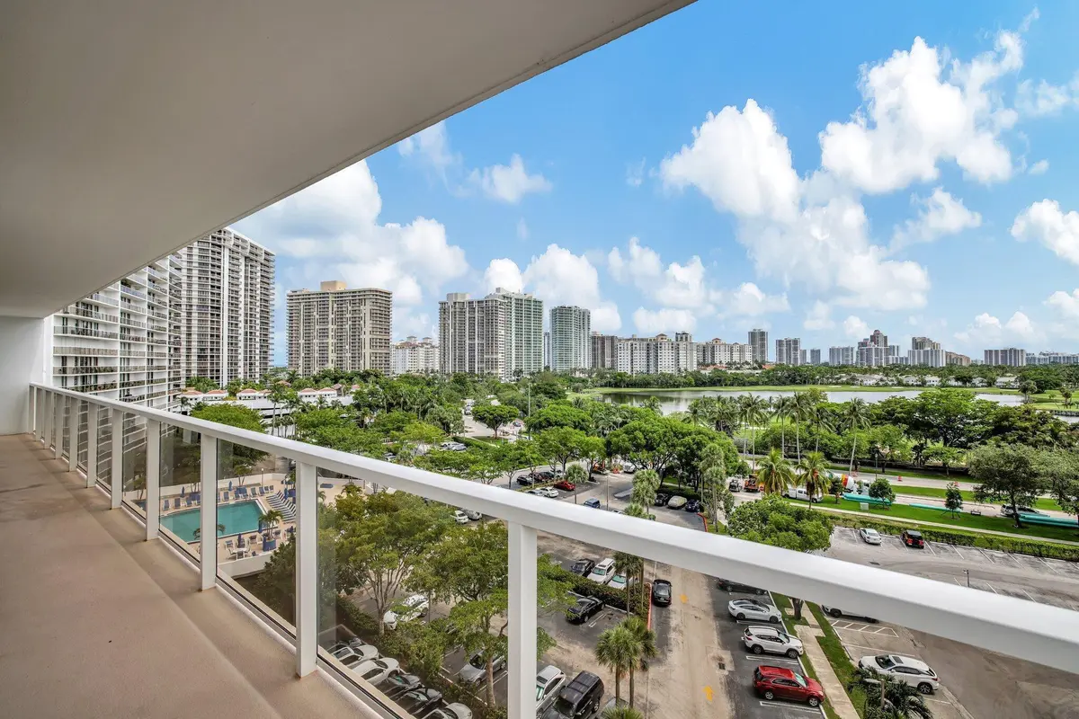 13-web-or-mls-699A7259 at 3701 N COUNTRY CLUB Drive 907, Aventura