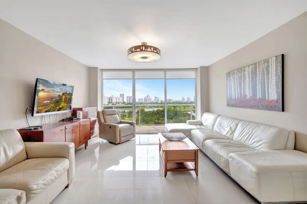 5-web-or-mls-699A7199 at 3701 N COUNTRY CLUB Drive 907, Aventura