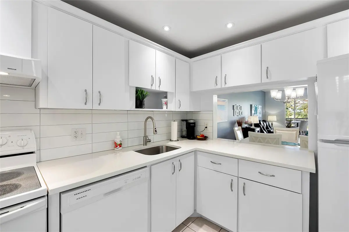 Photo 8 at 7807 GOLF CIR Drive 211, Margate