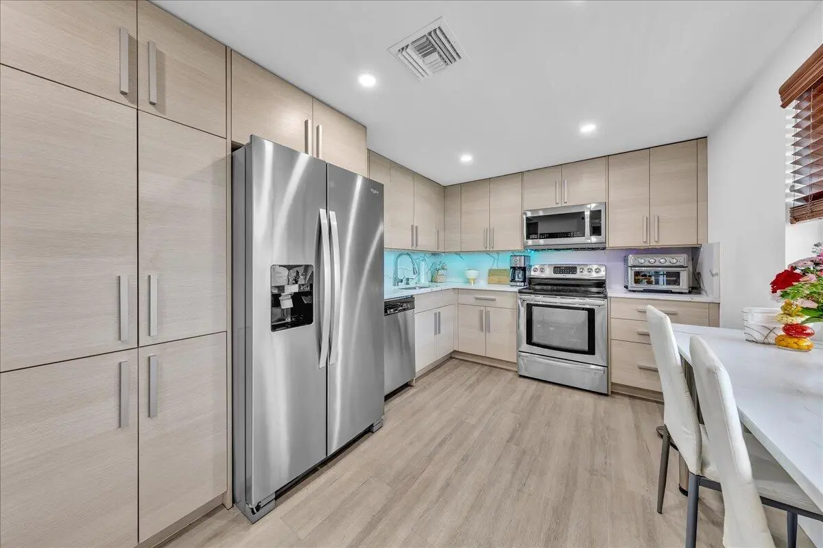 High hat lighting at 3520 Oaks Way 904, Pompano Beach