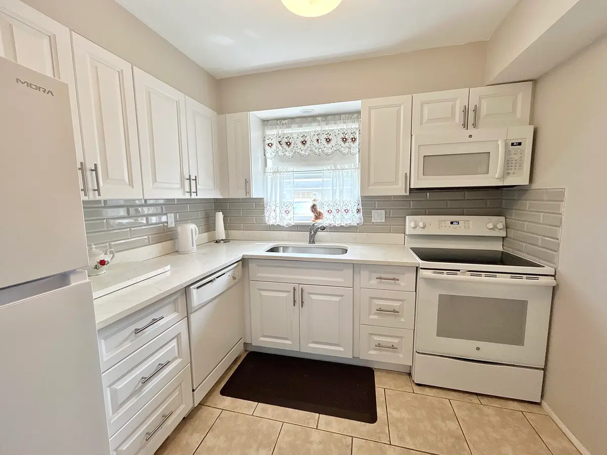 QUARTZ COUNTERTOPS at 2666 Emory Drive D, West Palm Beach