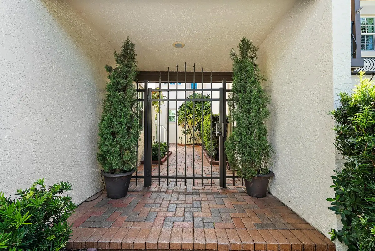 Gate at 1412 HARBOUR POINT Drive, North Palm Beach