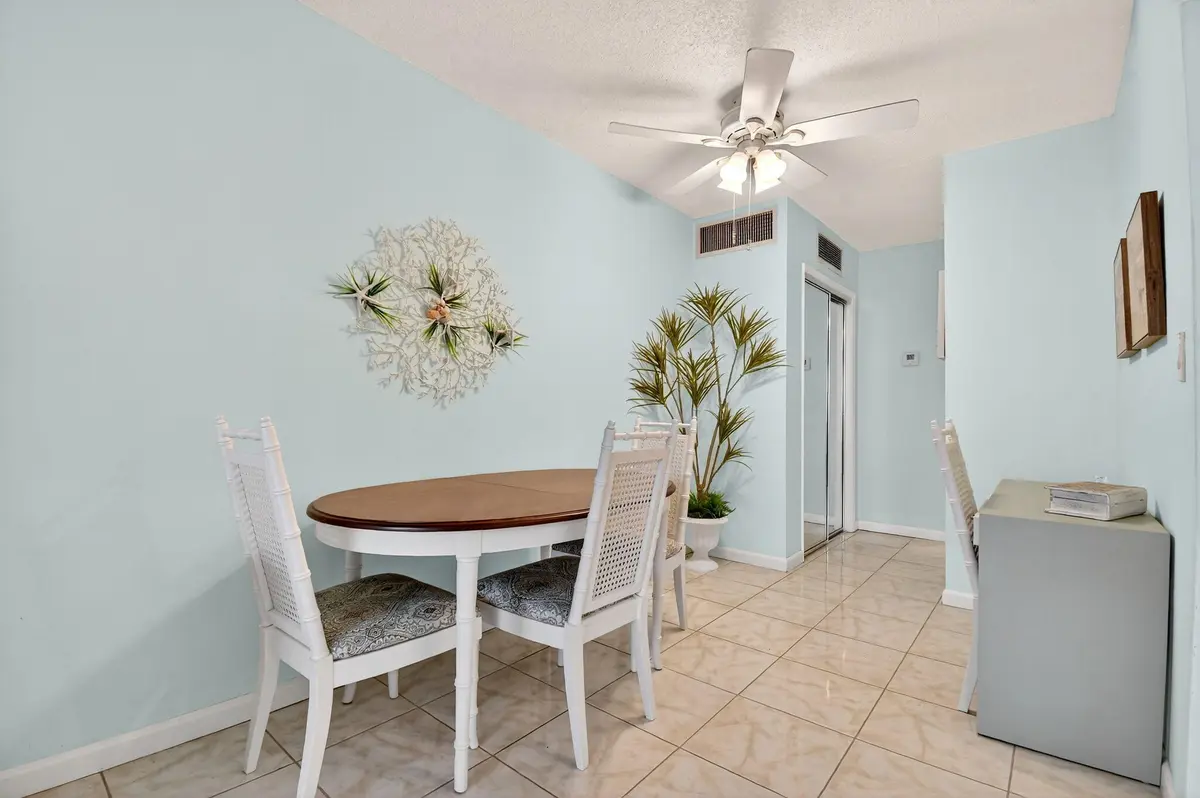 Dining at 5203 NE 24th Terrace B105, Fort Lauderdale
