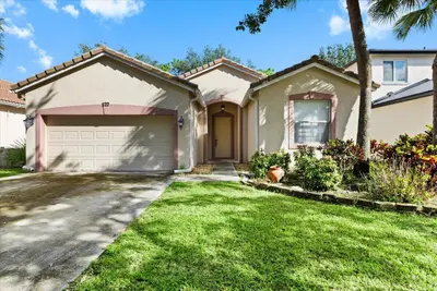 122 Seminole Lakes Drive, Royal Palm Beach – Single Family Residence for sale