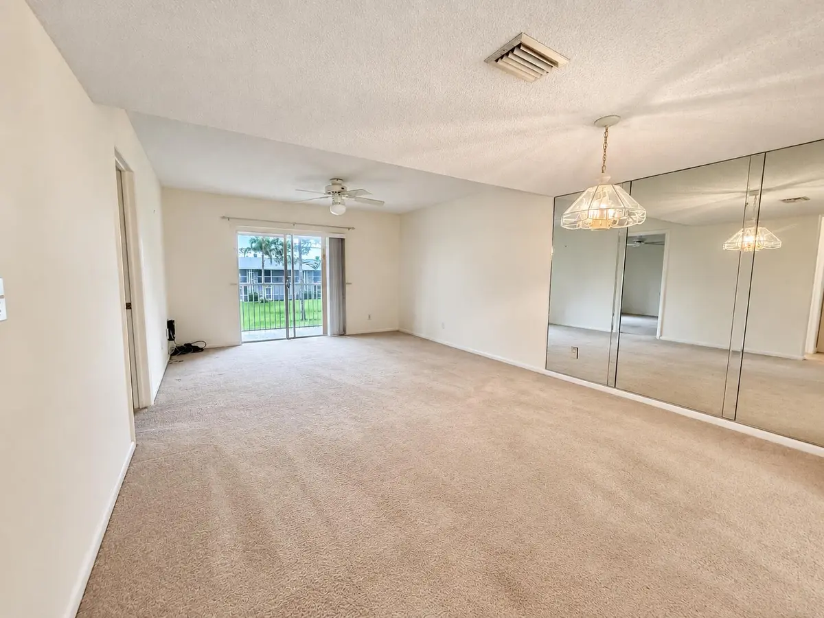 L at 18081 SE COUNTRY CLUB Drive 21-207, Jupiter