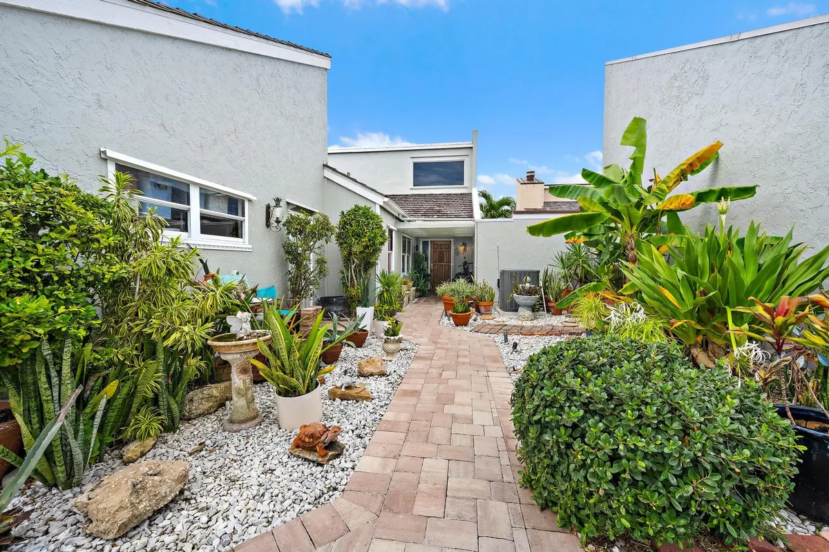 Inviting tropical entry at 17050 Traverse Circle, Jupiter