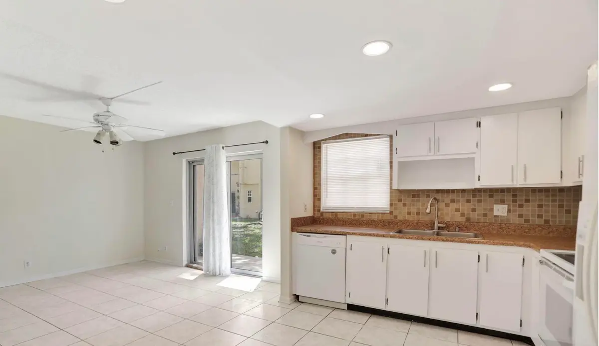 f4833396103d350999f80e846abf1ab34e7c0f15 at 3056 RIVERSIDE Drive 6C, Coral Springs