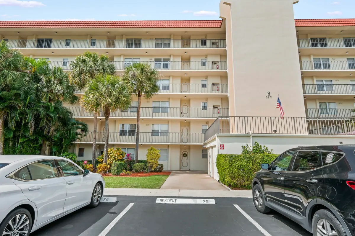 1st Floor Convenience! at 3871 VIA POINCIANA 104, Lake Worth
