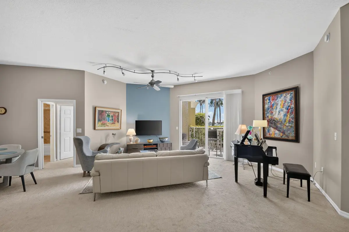 10 Foot ceilings at 806 E Windward Way 108, Lantana