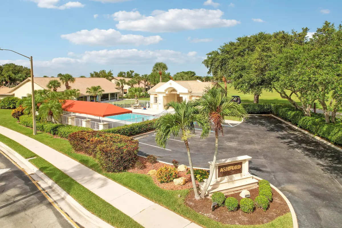 Ashford Pool at 7136 ASHFORD Lane, Boynton Beach