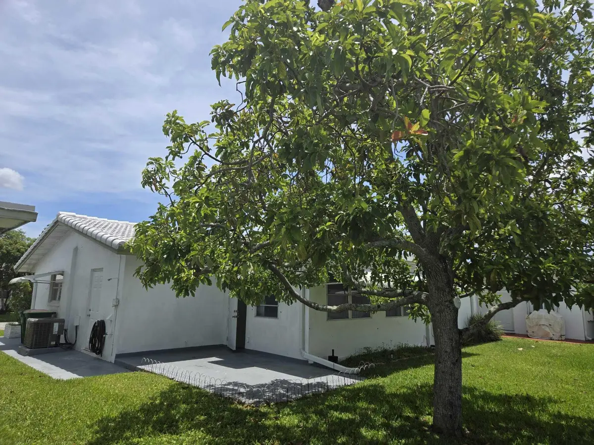 5805 NW 83RD Avenue, Tamarac, FL – photo 4