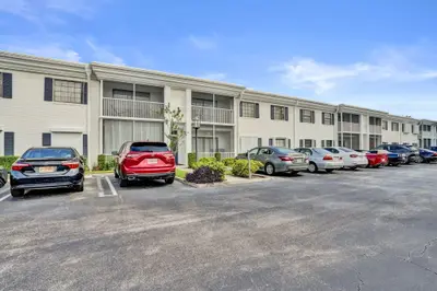 110 CYPRESS CLUB Drive 129, Pompano Beach – Condominium for sale