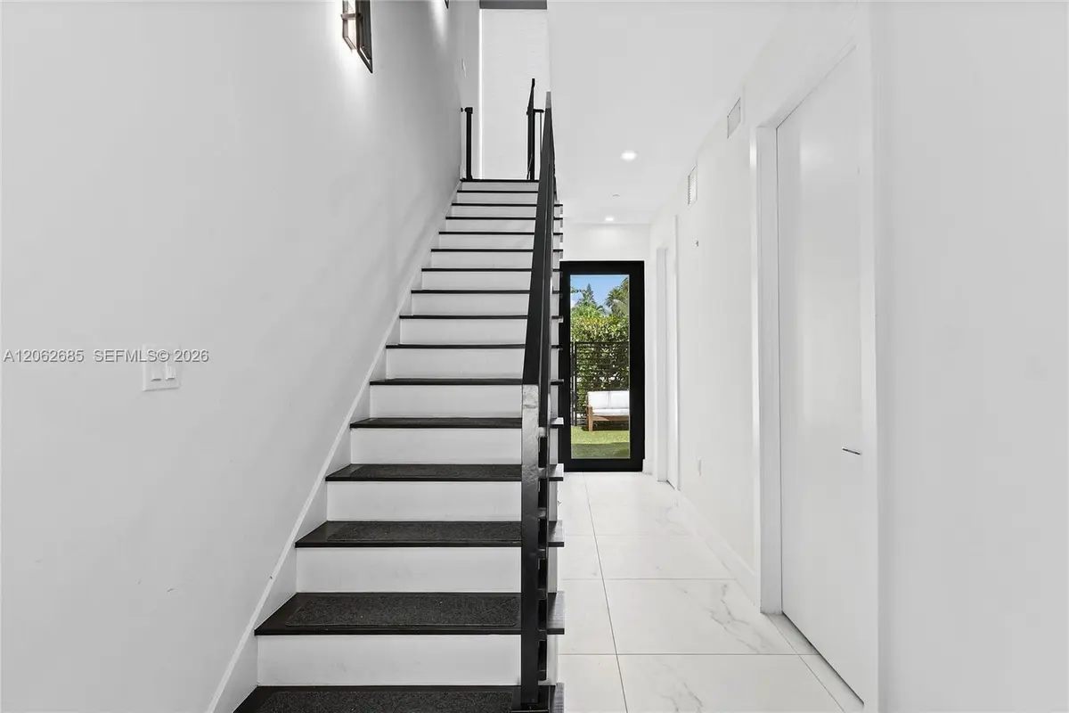 Photo 7 at 1054 N VICTORIA PARK Road, Fort Lauderdale