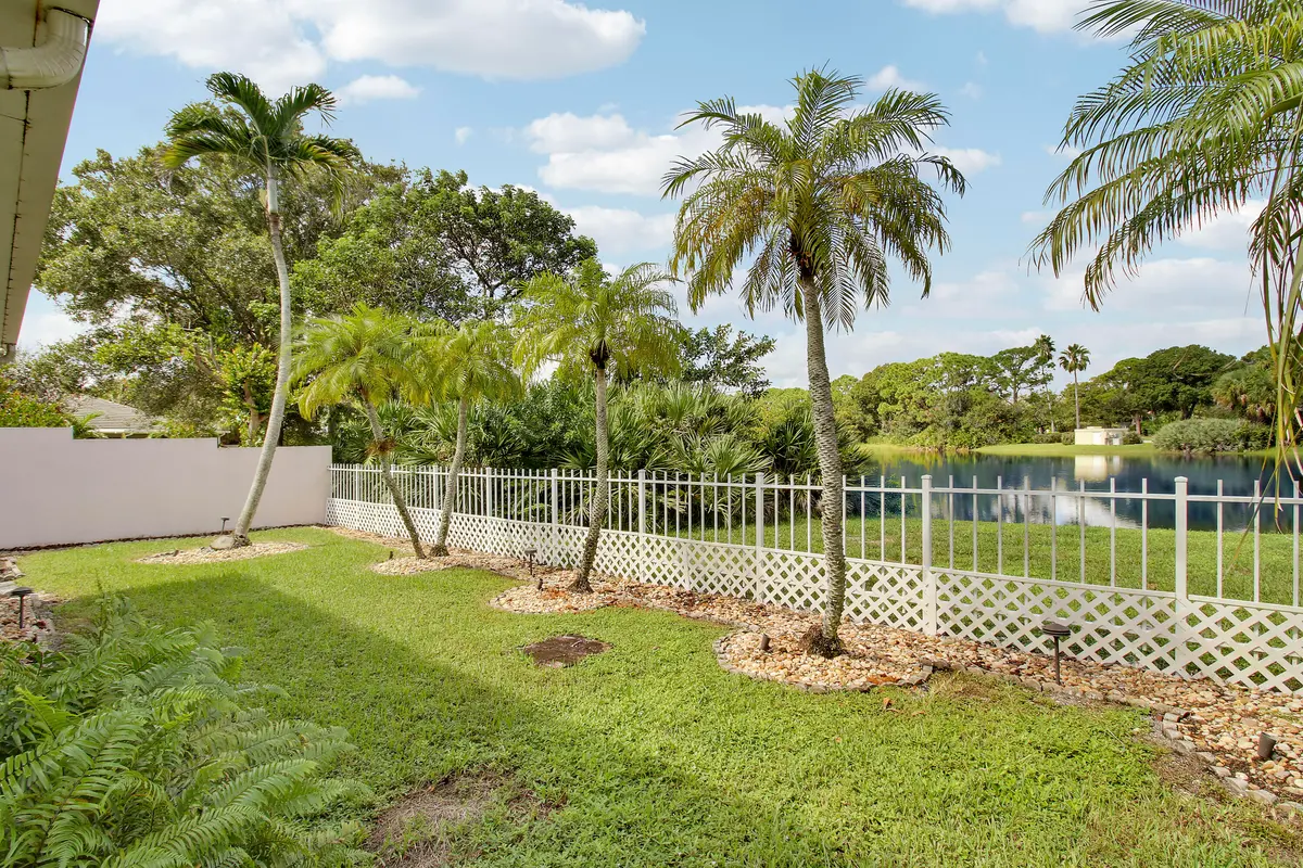 Yard at 7508 SE Autumn Lane, Hobe Sound