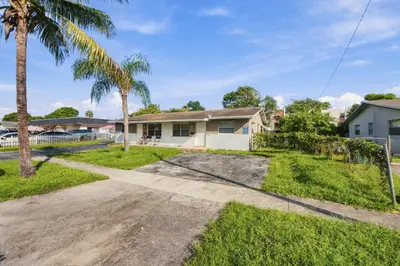 5401 - 5405 - 5405 17th Court, Lauderhill – Duplex for sale