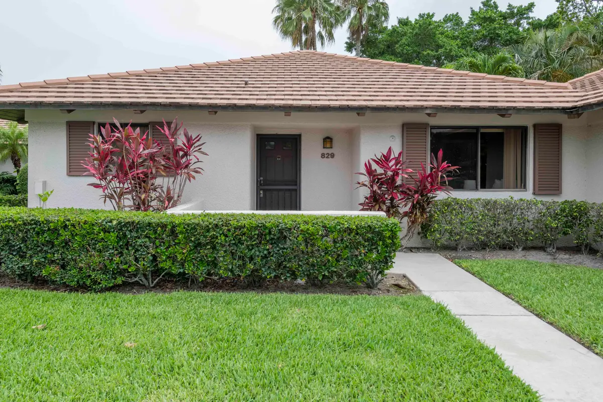 Main Entrance at 829 CLUB Drive, Palm Beach Gardens