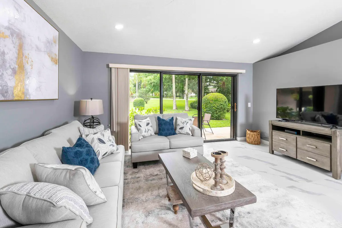 Living area at 829 CLUB Drive, Palm Beach Gardens