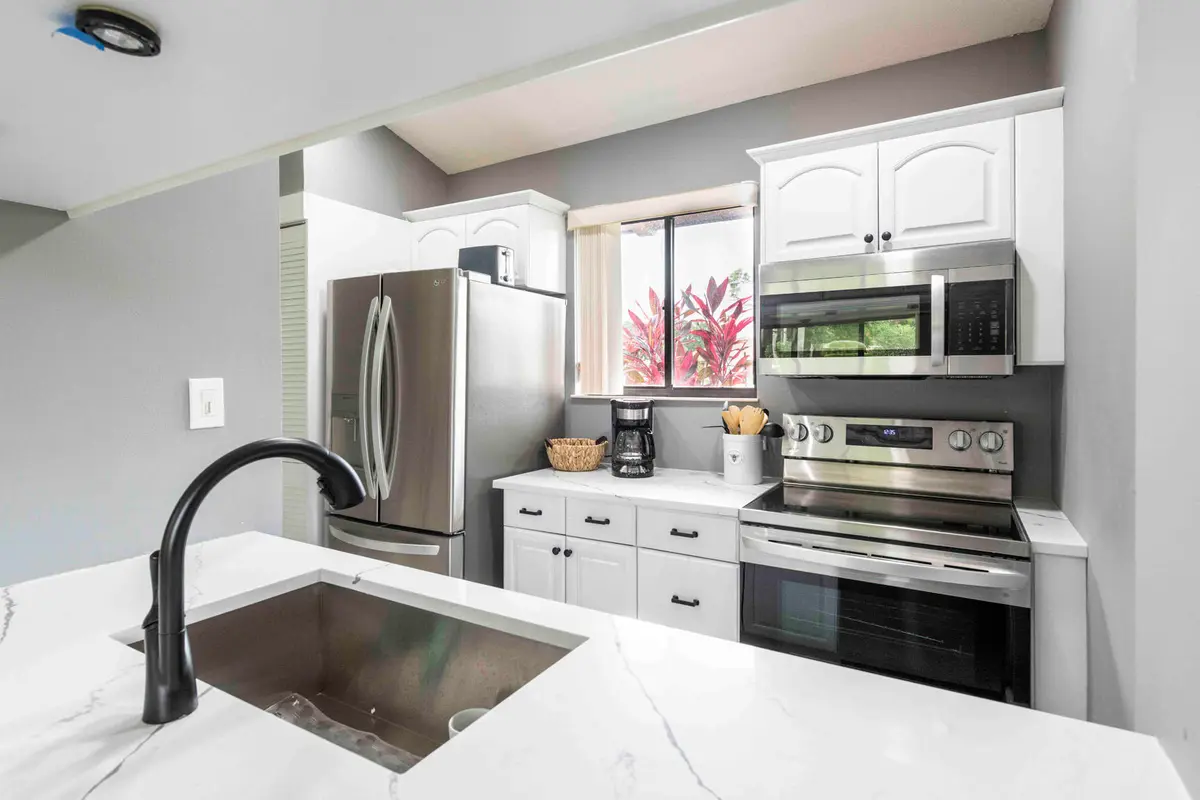 Kitchen at 829 CLUB Drive, Palm Beach Gardens