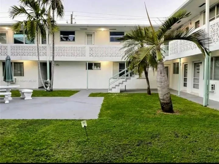 Photo 2 at 1717 Rodman Street 18, Hollywood