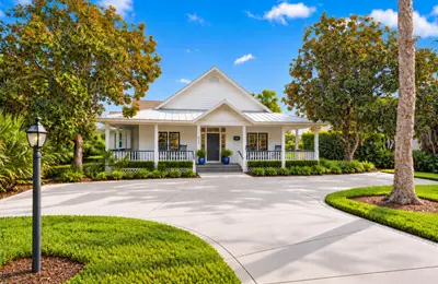 807 CAROLINA Circle, Vero Beach – Single Family Residence for sale
