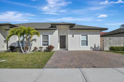 1562 W 26th Court, Riviera Beach – Duplex for sale
