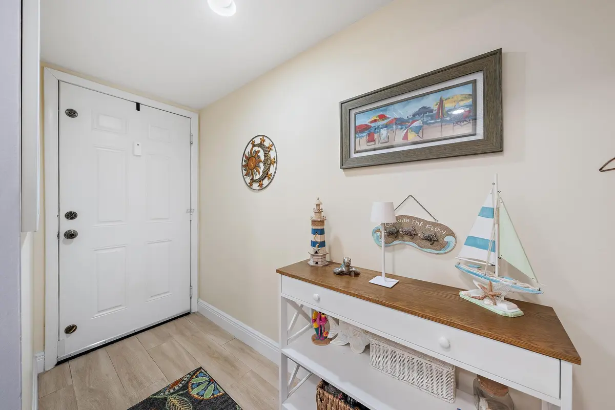 Entrance Foyer at 601 SEAFARER Circle 201, Jupiter