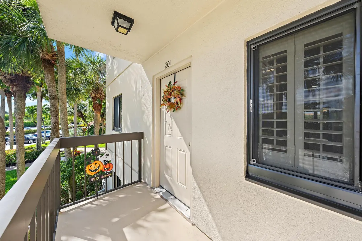 We Love An End Unit at 601 SEAFARER Circle 201, Jupiter