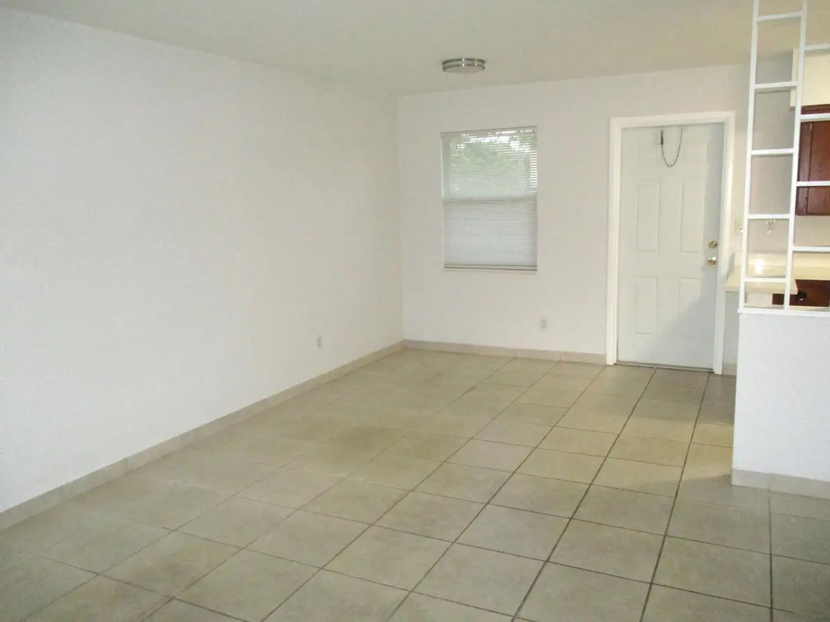 Living room at 2640 PIERCE Street 5, Hollywood
