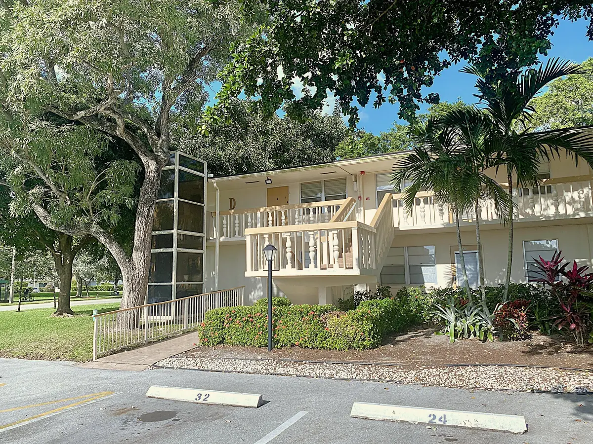 Front View w/ Elevator at 27 RICHMOND D Crescent, Deerfield Beach