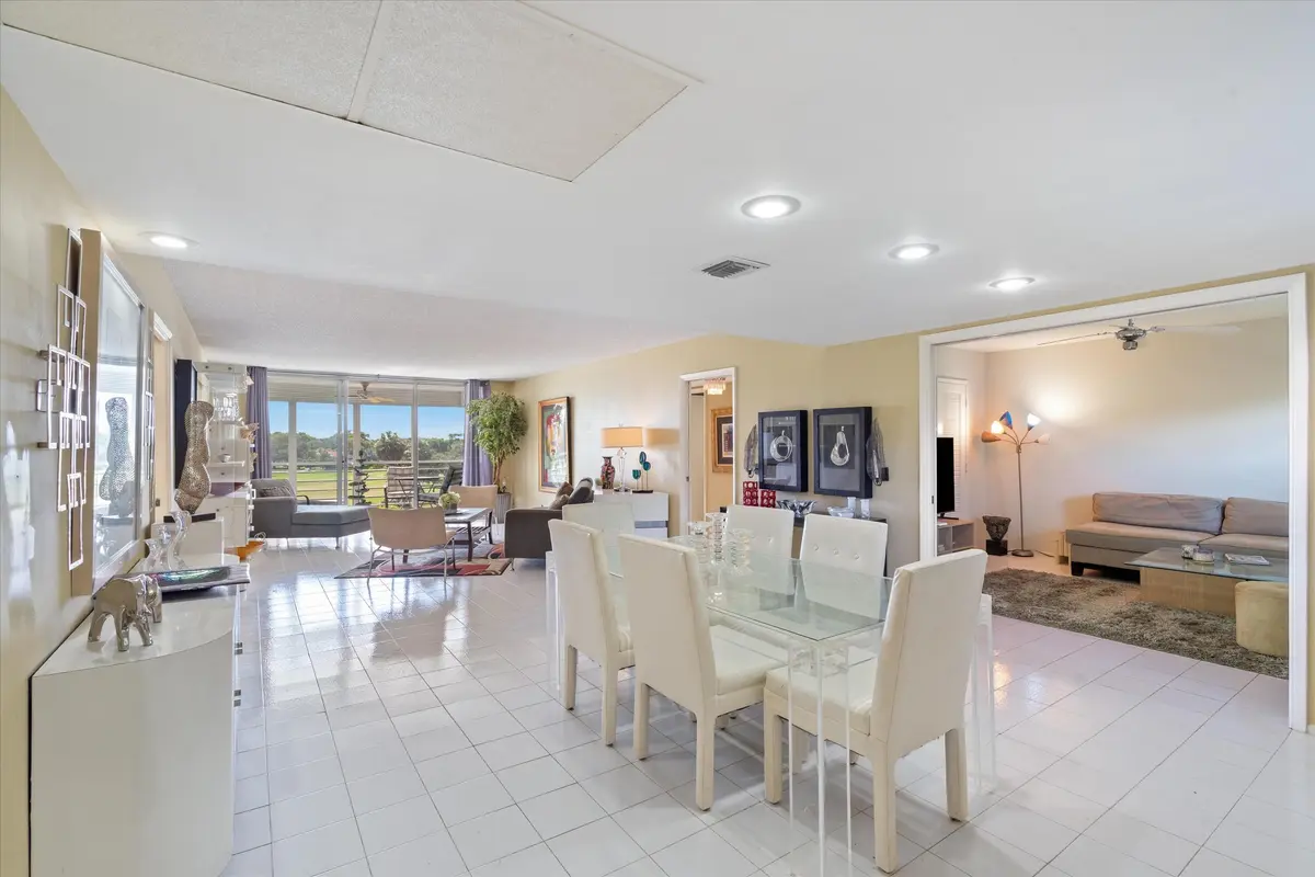 11-3980 Oaks Clubhouse Drive #411 Pompan at 3980 Oaks Clubhouse Drive 411, Pompano Beach