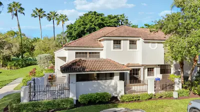 587 Prestwick Circle 2, Palm Beach Gardens – Condominium for sale