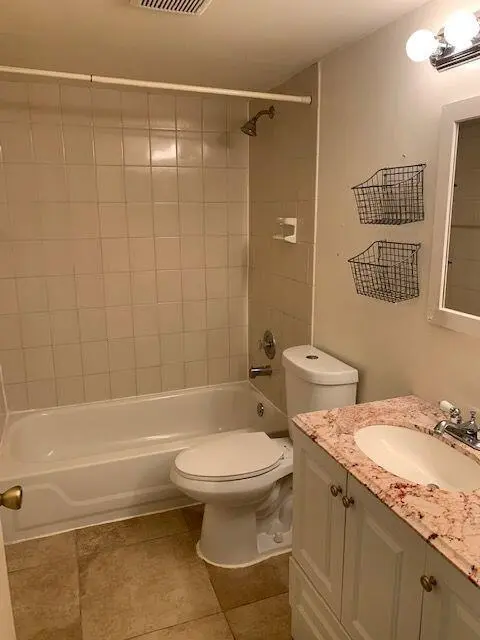 150 PV BATH 2022 at 150 PINEVIEW Road B8, Jupiter