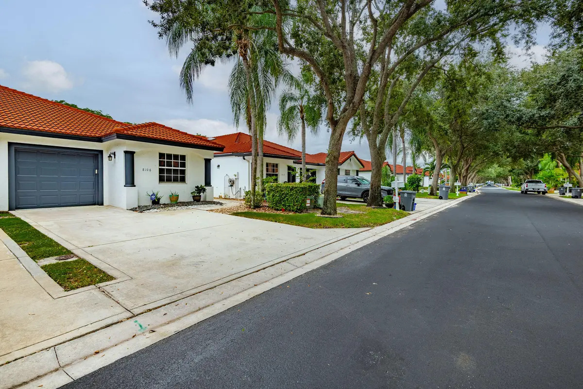8106-1 at 8106 VIA DI VENETO, Boca Raton