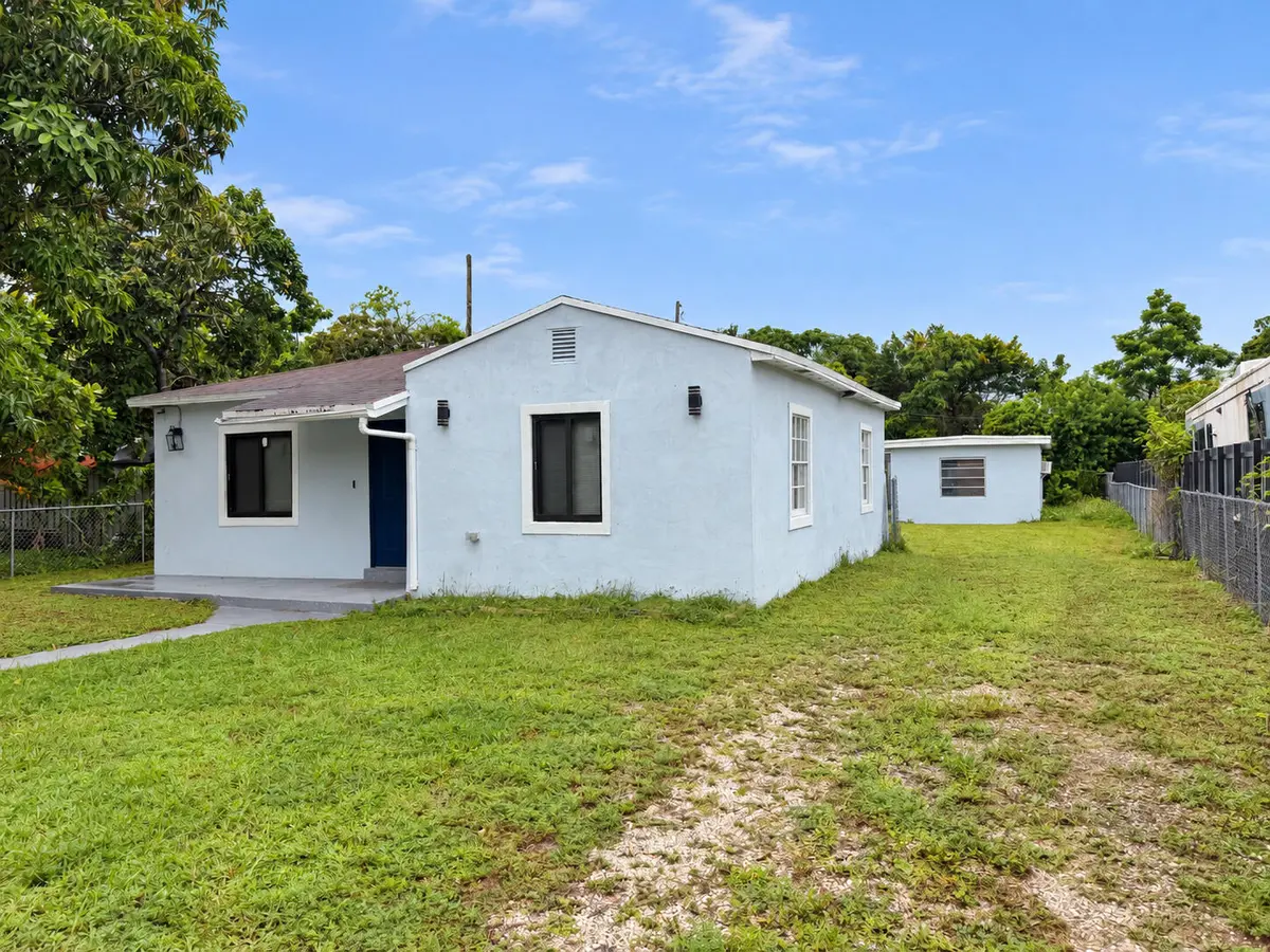 Side at 925 NW 121st Street, North Miami