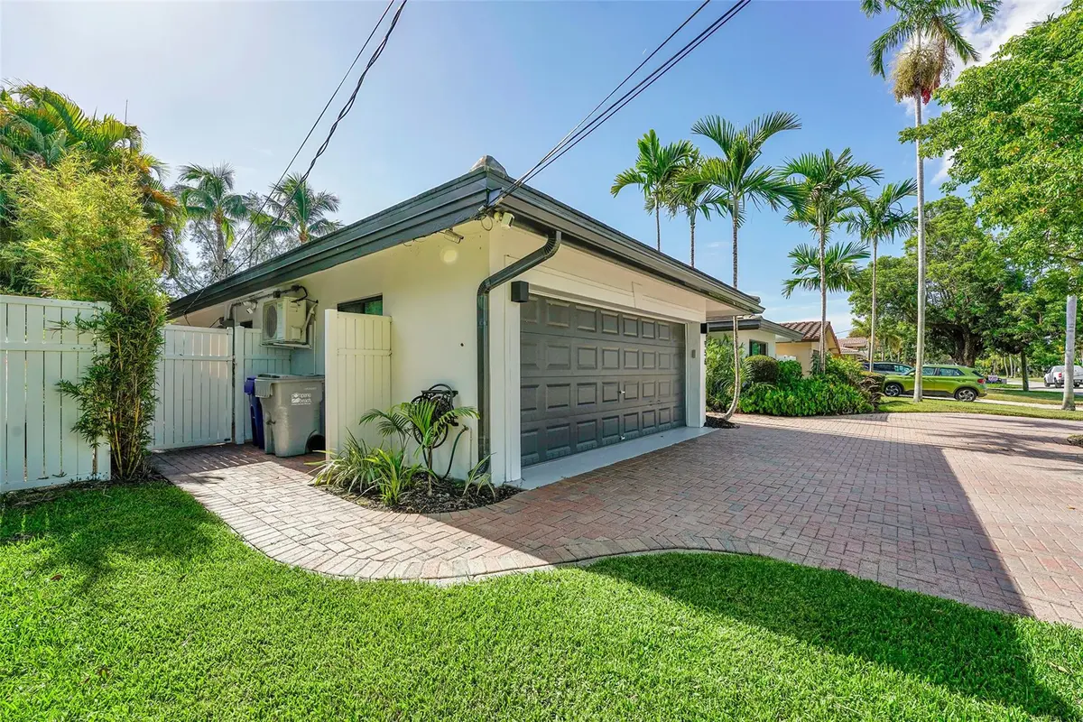 Garage at 956 SE 10th Court, Pompano Beach