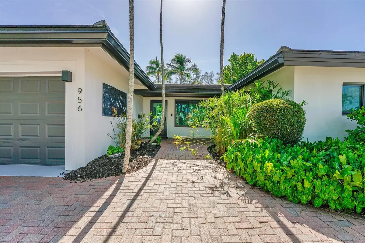 Entrance at 956 SE 10th Court, Pompano Beach