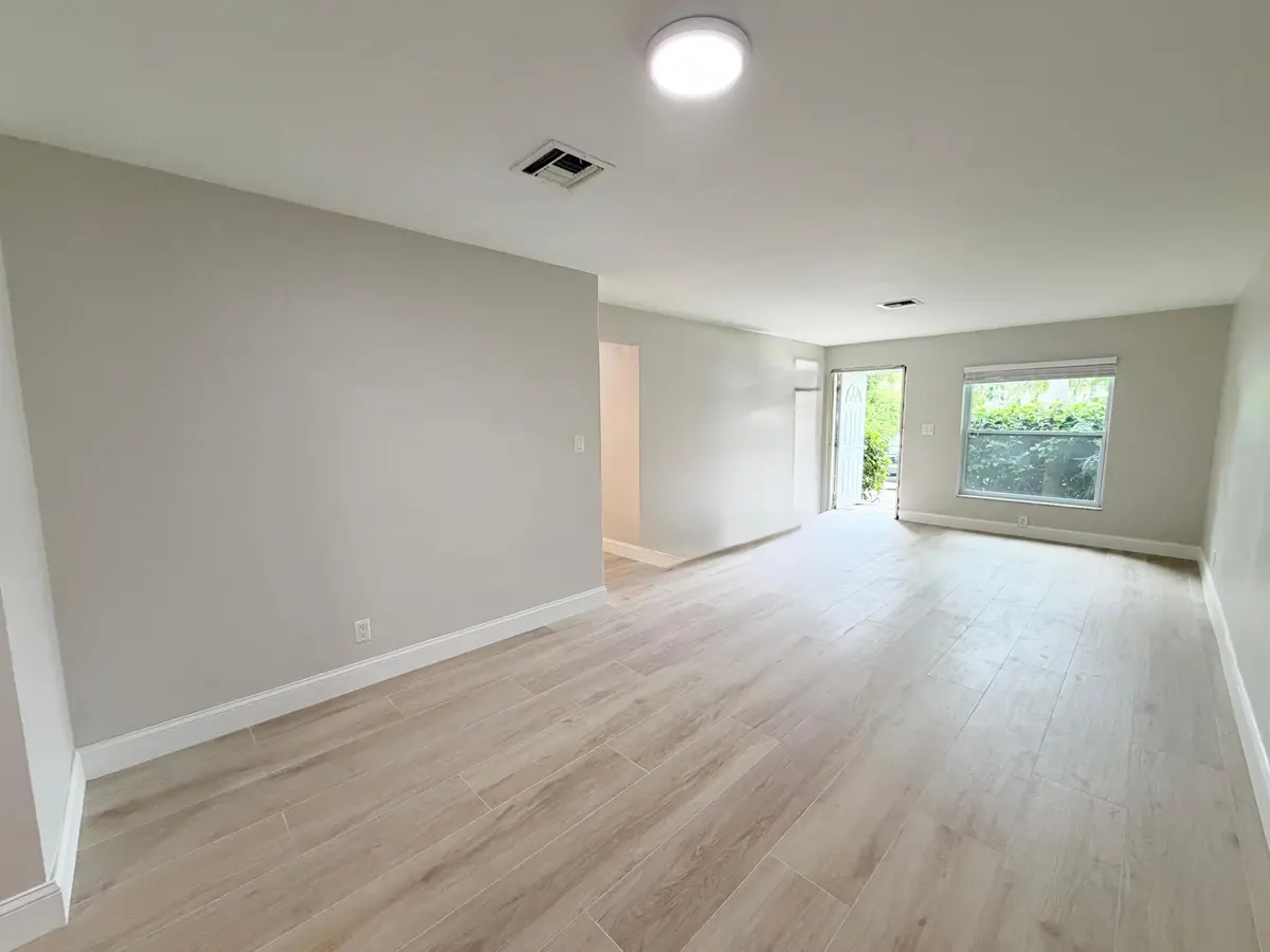 WhatsApp Image 2026-10-01 at 18.20.23 (3 at 2018 S Waterway Drive, North Palm Beach