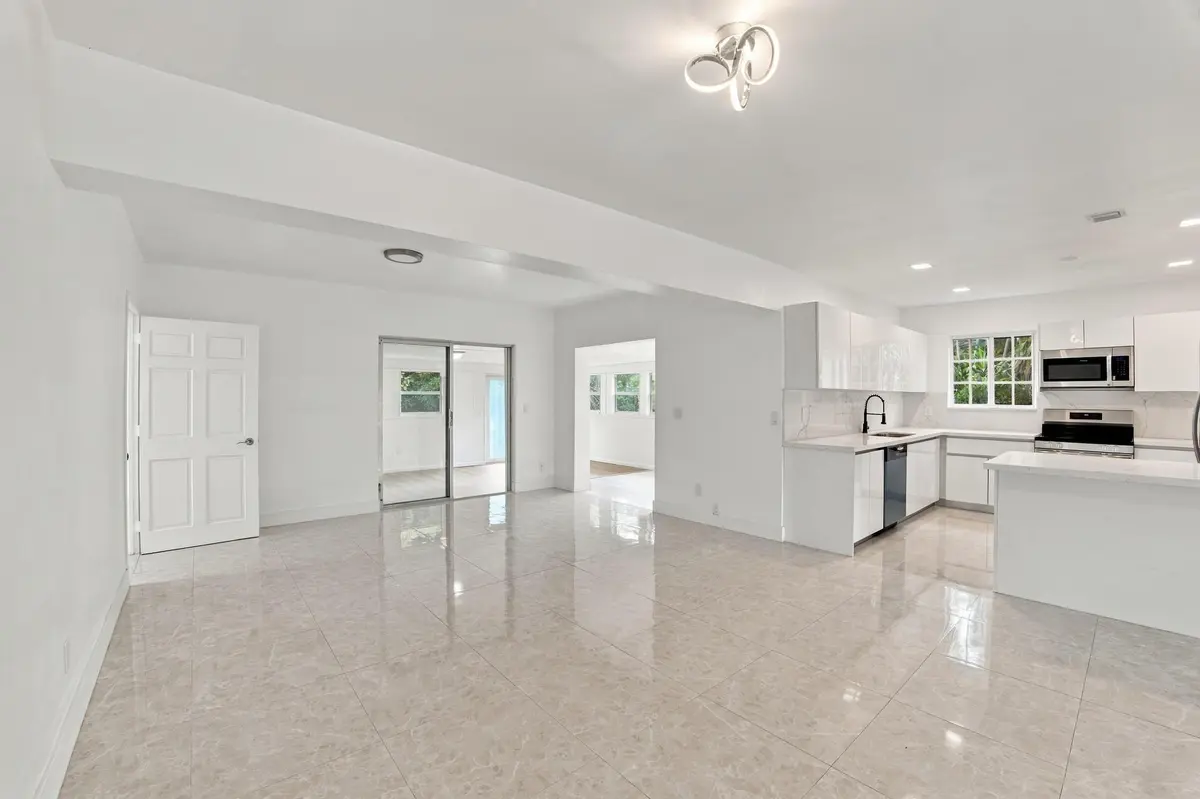 Living at 110 NE 152nd Street, Miami