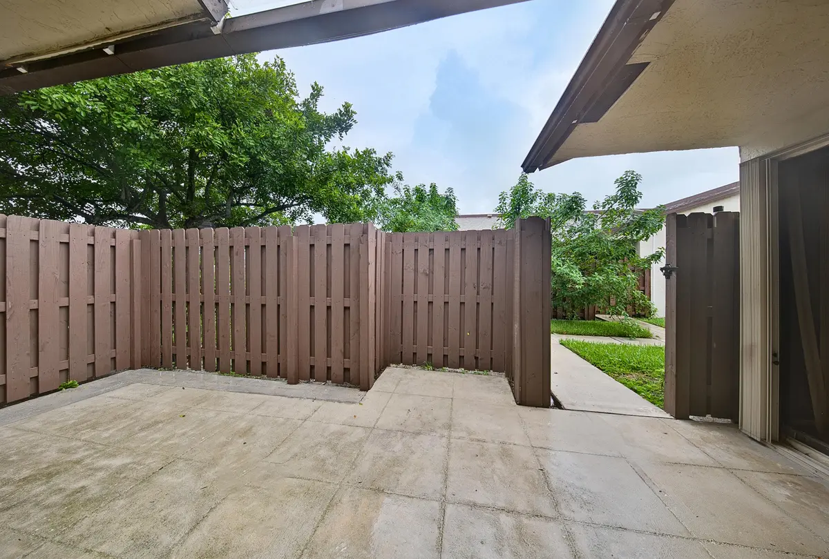 Courtyard at 3402 WATERVIEW Circle B, Palm Springs