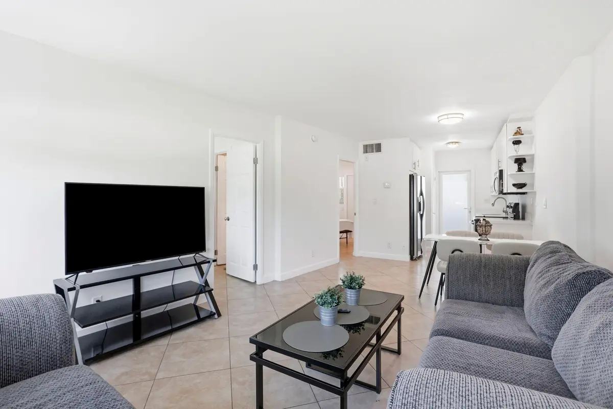 4-web-or-mls-004_0E2A1810_with_tv at 3250 NE 28TH Street 104, Fort Lauderdale