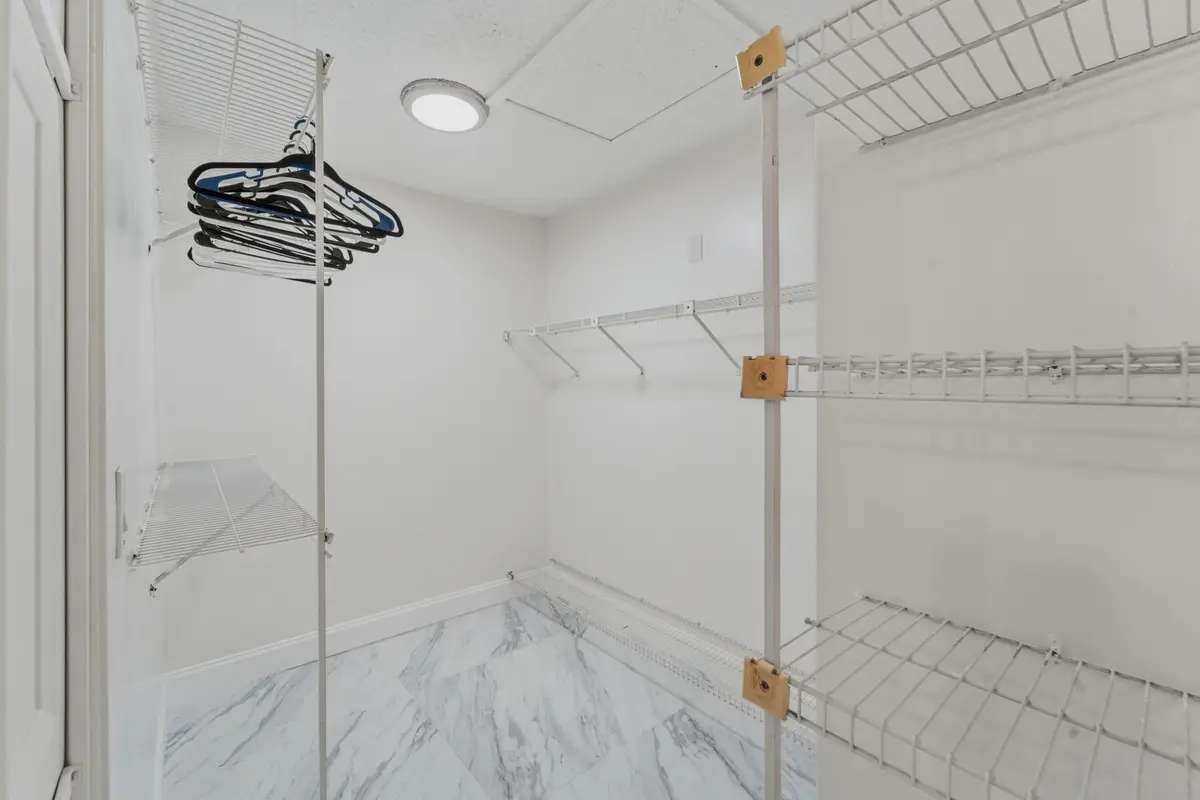 Master walking closet at 956 SAGE Avenue, Wellington